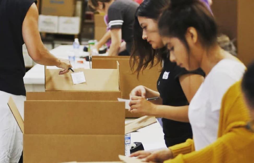 Foo Fighter Fans Pack Thousands of Meals